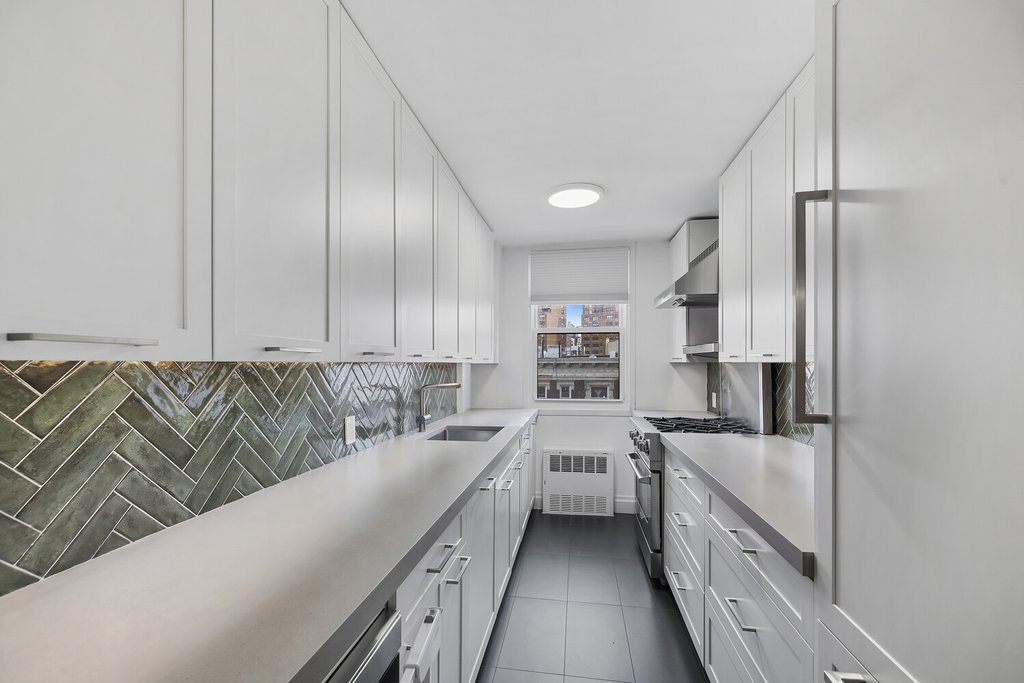 61 Jane Street, Unit 8J photo 5