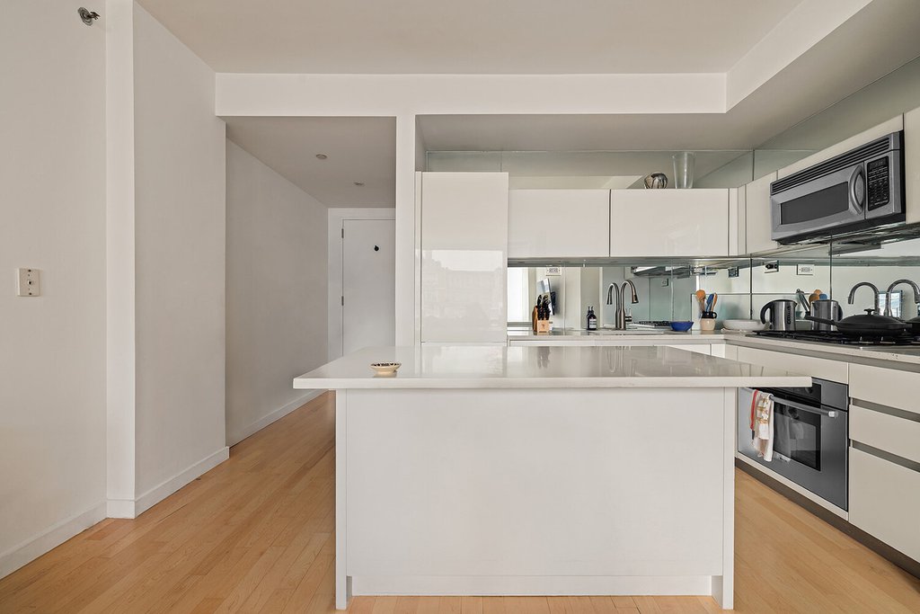425 East 13th Street, Unit 6G photo 2
