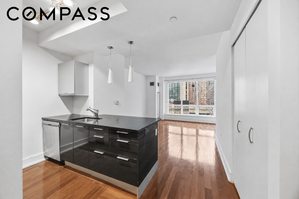 350 West 42nd Street, Unit 12H photo 2