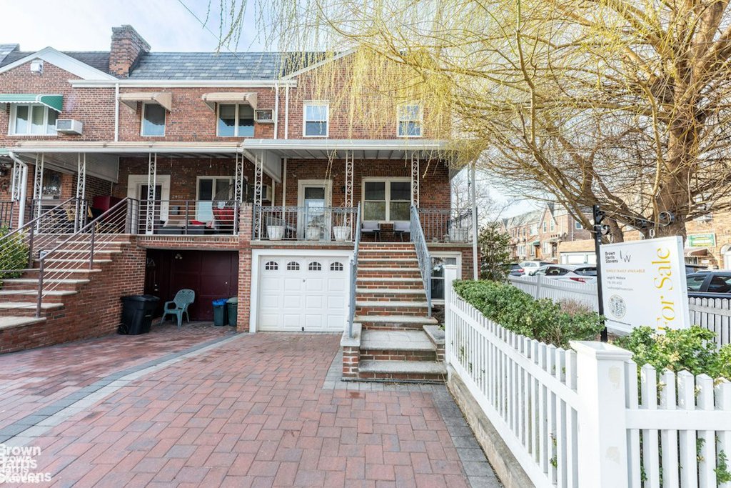 2954 Avenue R – For Sale