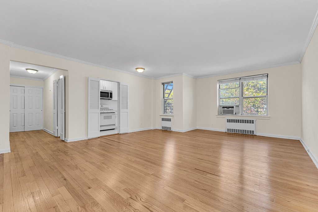 65-35 Yellowstone Boulevard, Unit 5B photo 2