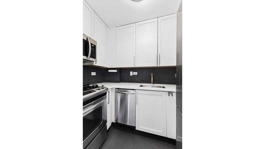 200 East 27th Street, Unit 10J photo 3
