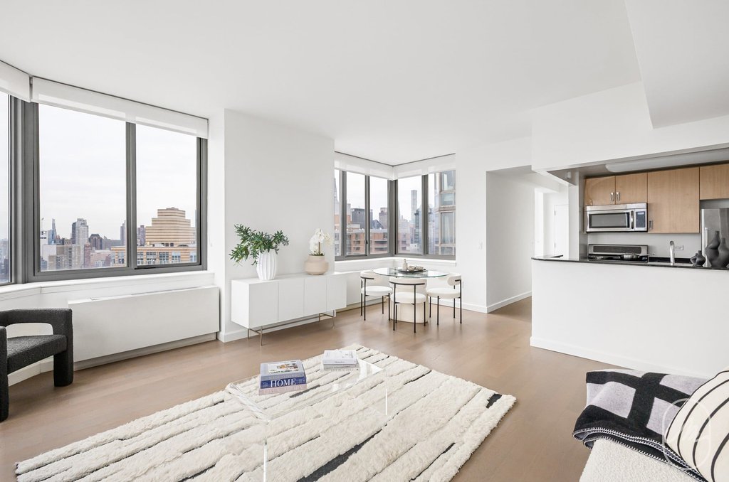 561 Tenth Avenue, Unit 34J photo 3