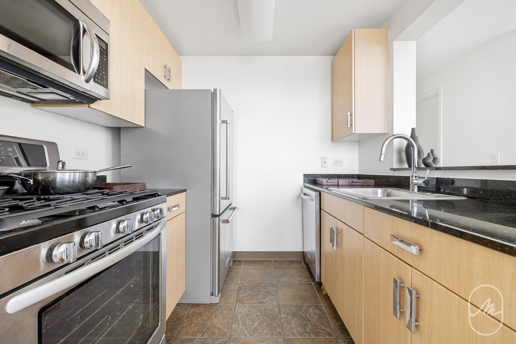 561 Tenth Avenue, Unit 34J photo 22