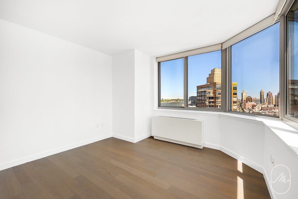 561 Tenth Avenue, Unit PHD photo 6