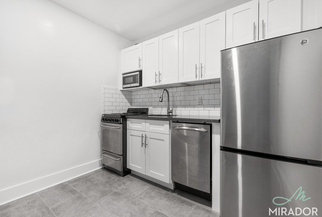 132 East 45th Street, Unit 5E photo 3