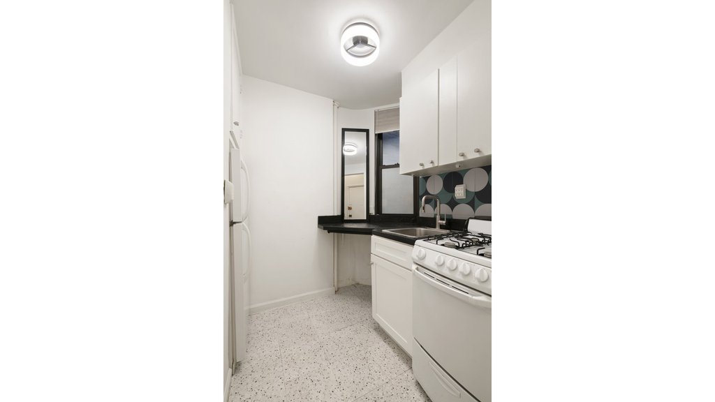 431 West 54th Street, Unit 1A photo 5
