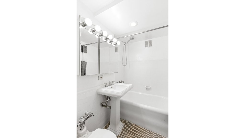 25 Tudor City Place, Unit 1617 photo 6