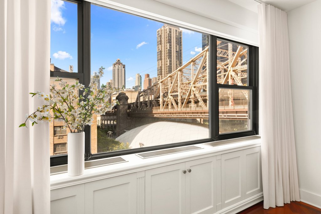 35 Sutton Place, Unit 9E photo 12