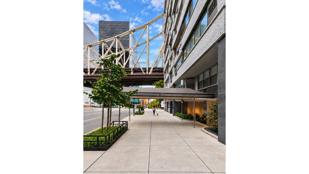 35 Sutton Place, Unit 9E photo 23