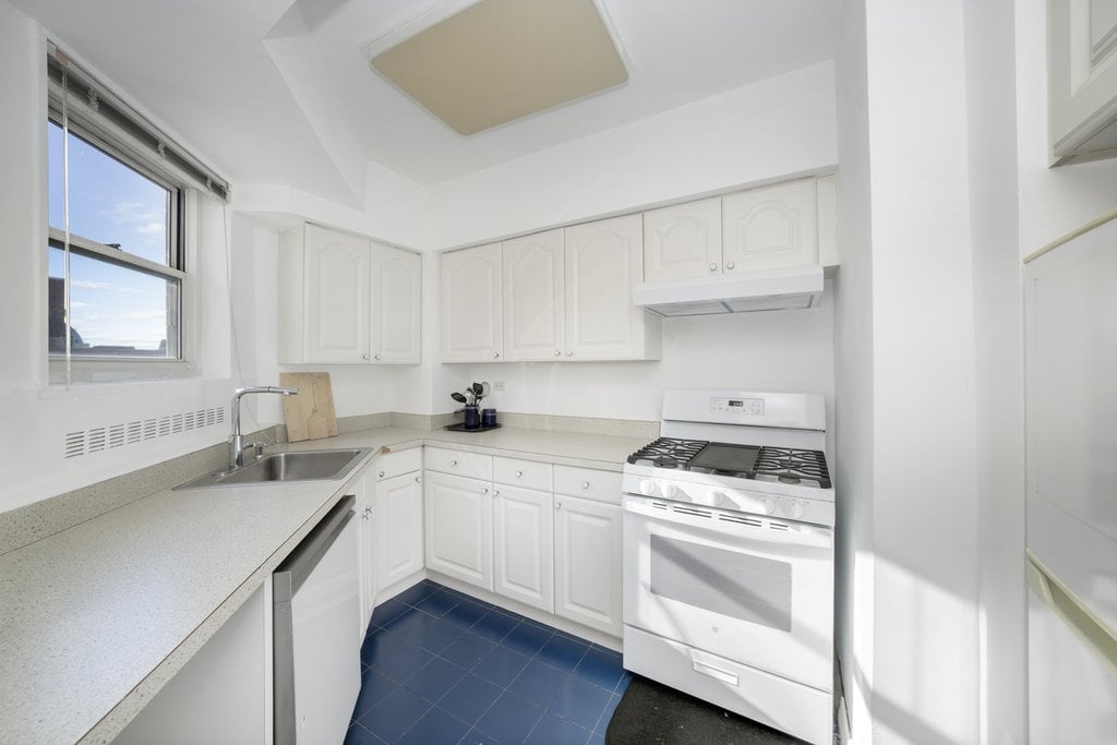 100 West 57th Street, Unit 21B photo 3