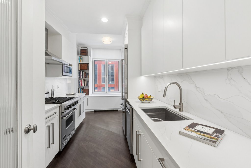 400 East 51st Street, Unit 9A photo 4
