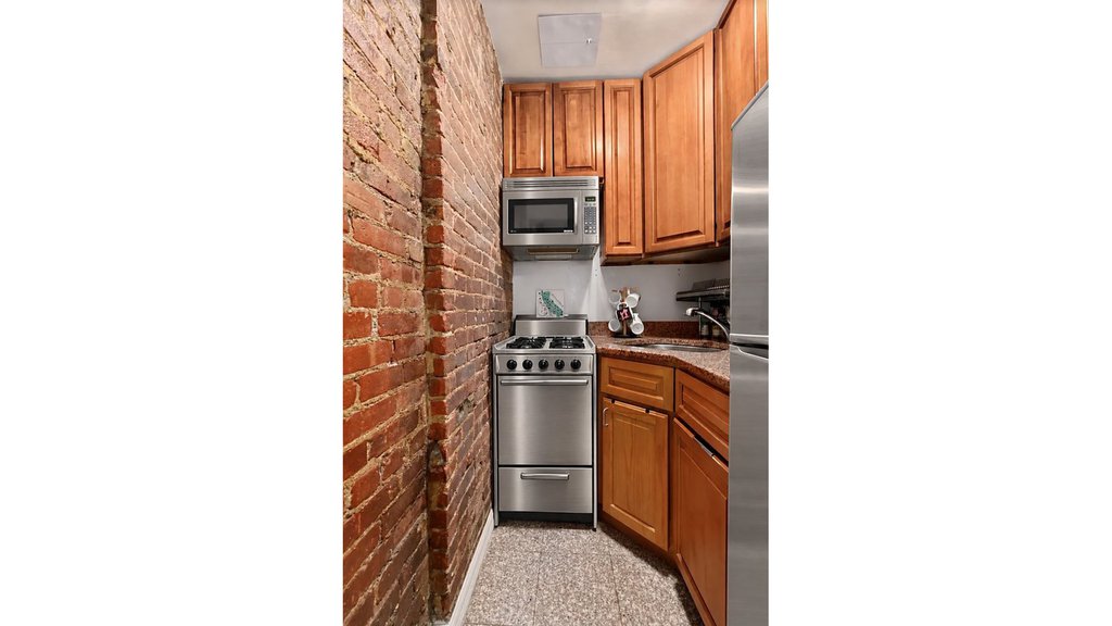 137 West 95th Street, Unit 2R photo 2