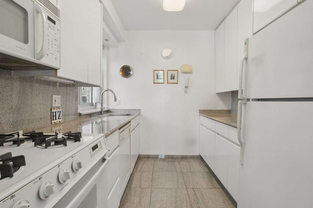 20 East 9th Street, Unit 10V photo 4