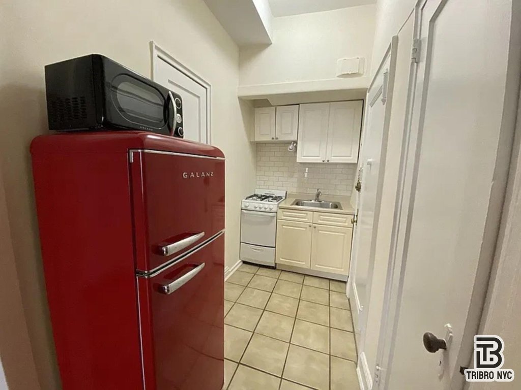 247 West 102nd Street, Unit 2B photo 4