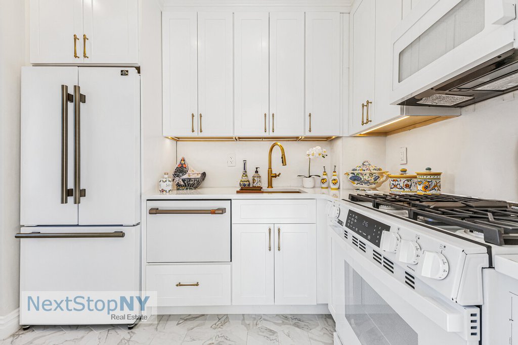 188 East 64th Street, Unit 1702 photo 10