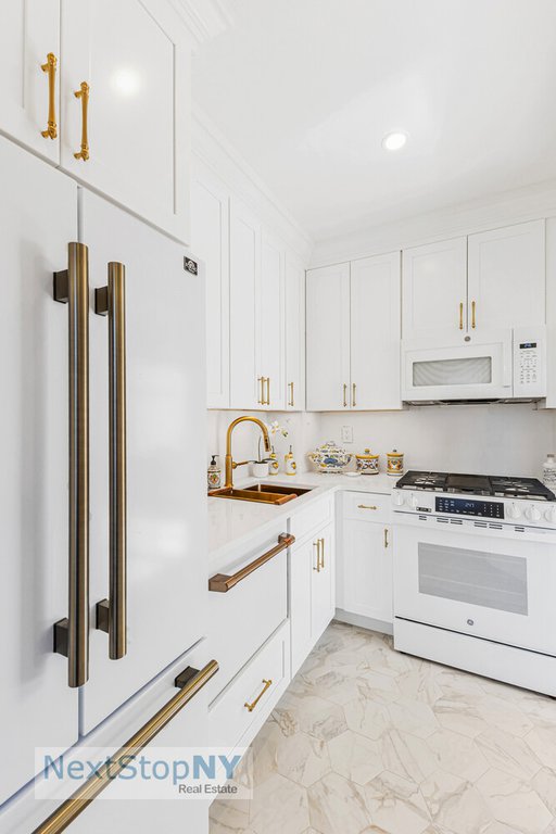 188 East 64th Street, Unit 1702 photo 11