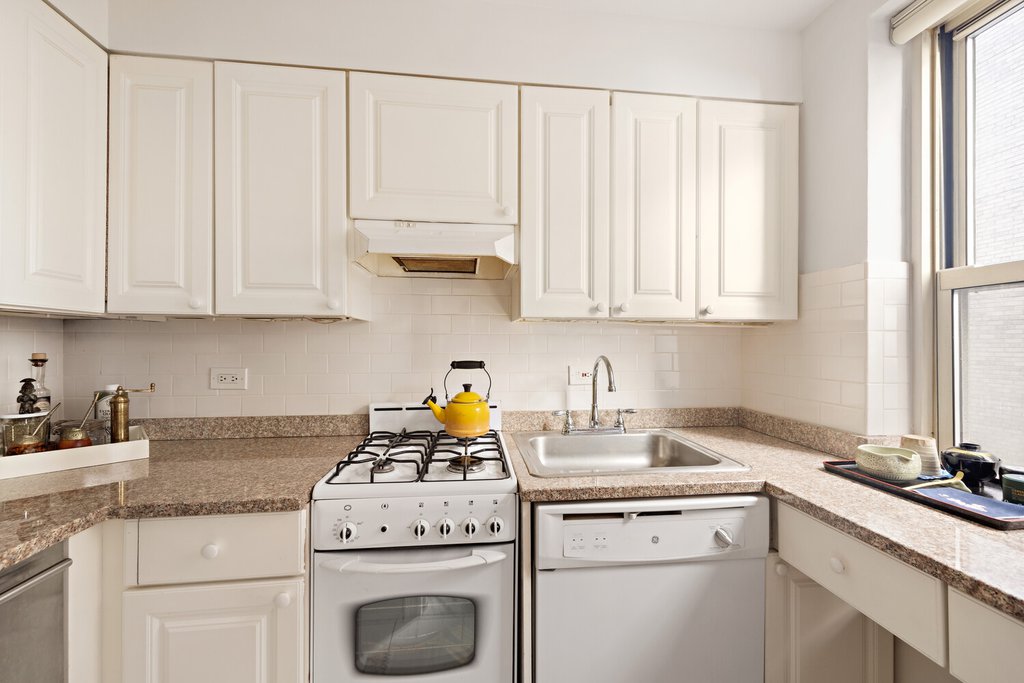 424 East 52nd Street, Unit 4D photo 2