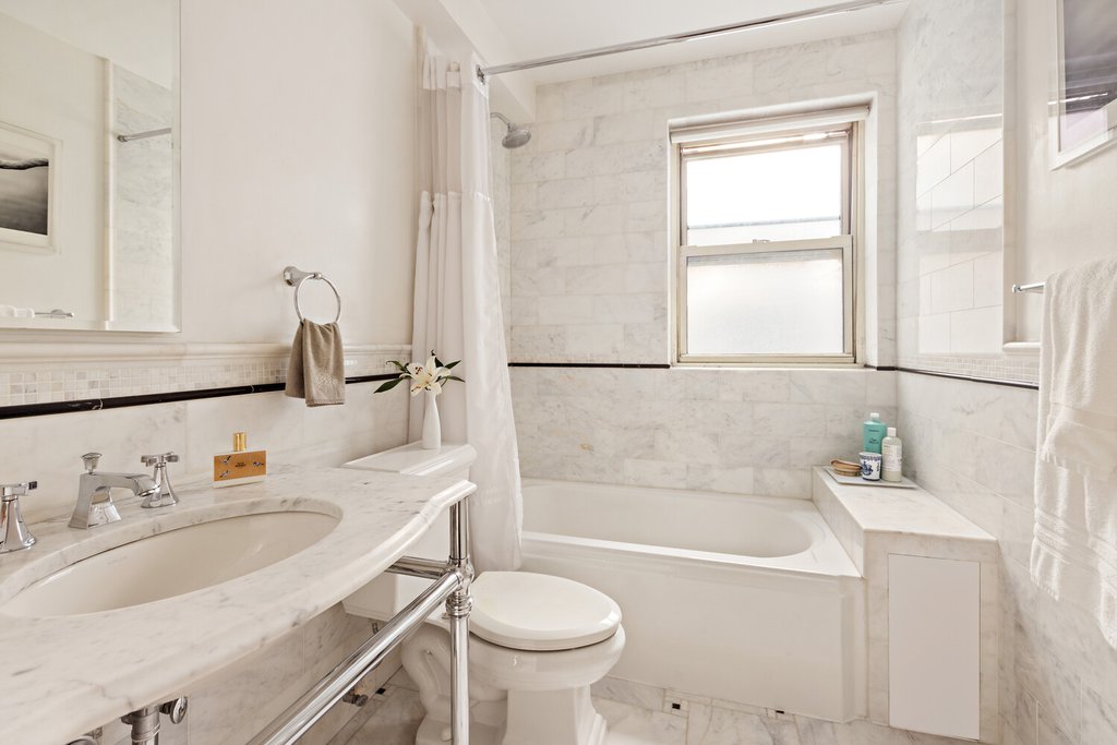 424 East 52nd Street, Unit 4D photo 5