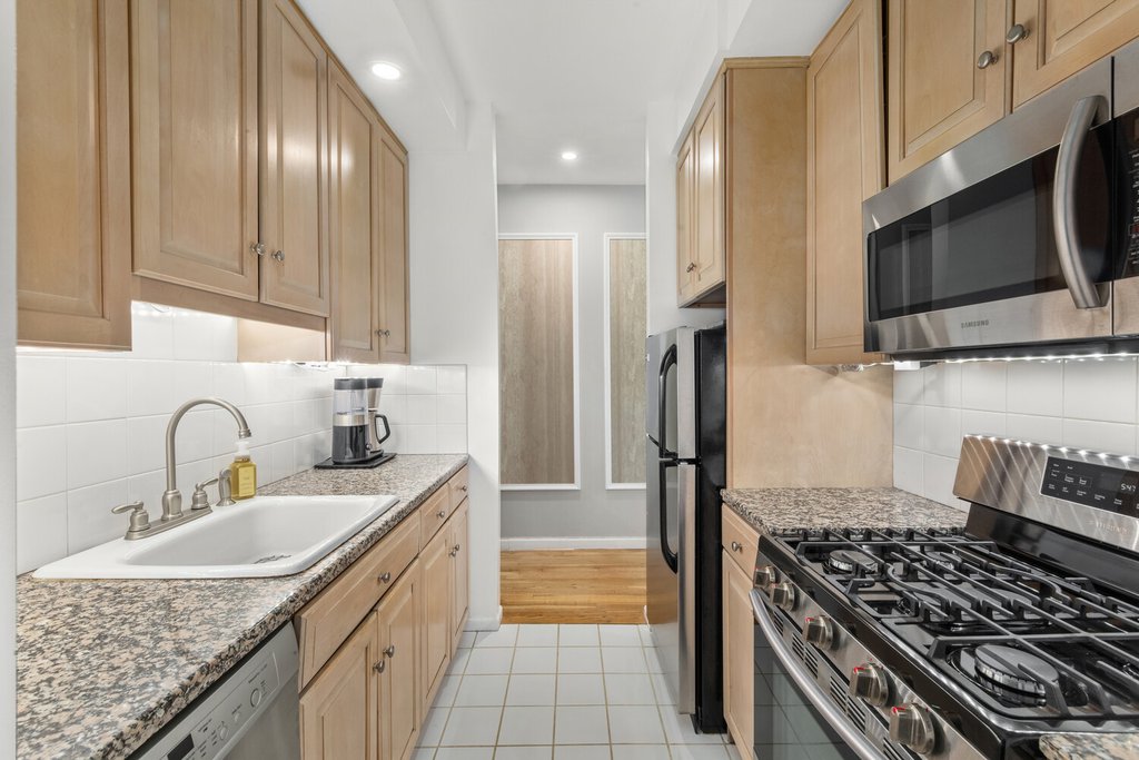 101 West 81st Street, Unit 305 photo 5