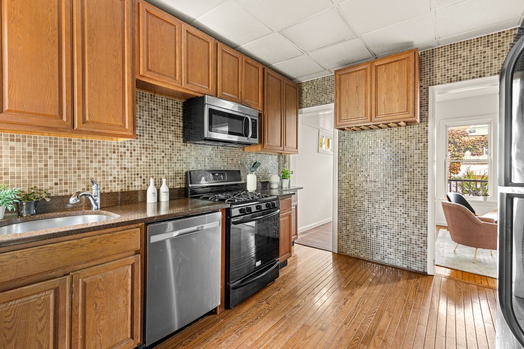 681 East 4th Street – For Sale photo 5