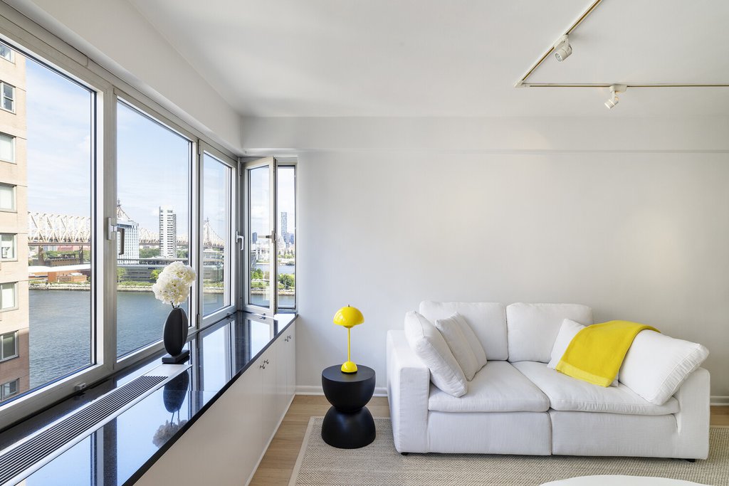 45 Sutton Place South, Unit 15C photo 2