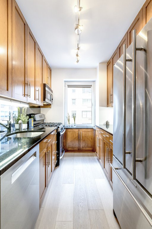 45 Sutton Place South, Unit 15C photo 4