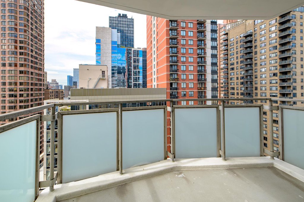 300 East 40th Street, Unit 26R photo 2