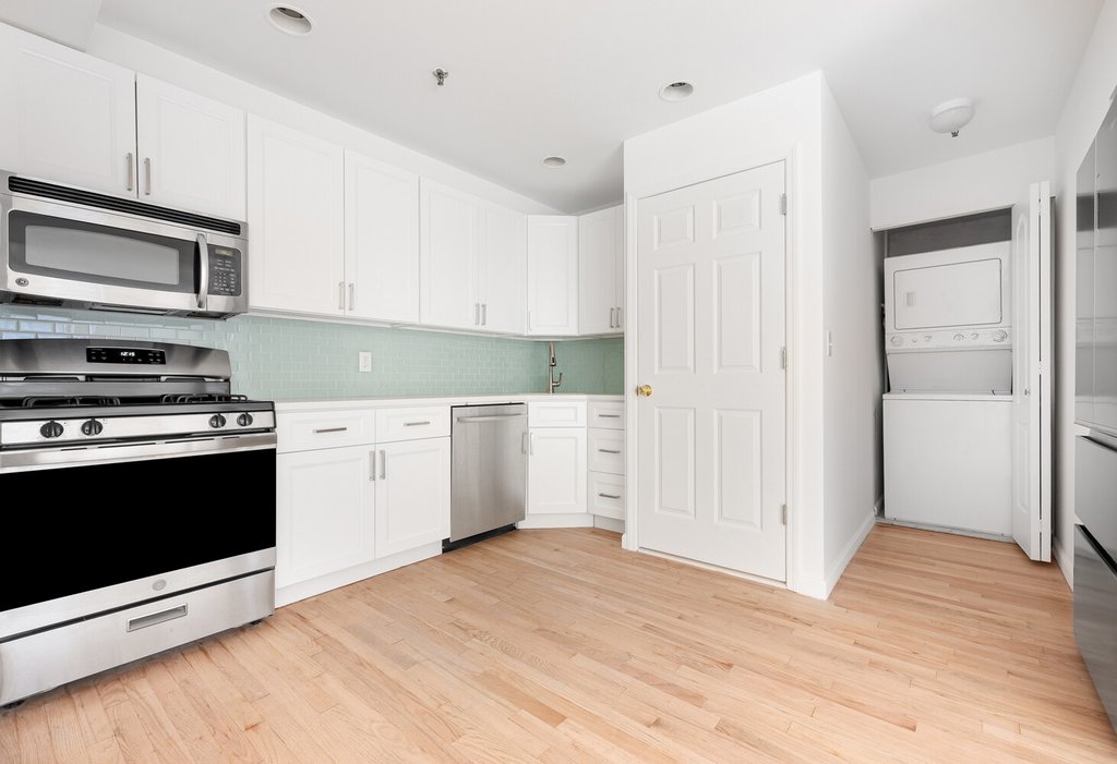 125 Bergen Street, Unit APT2C photo 4