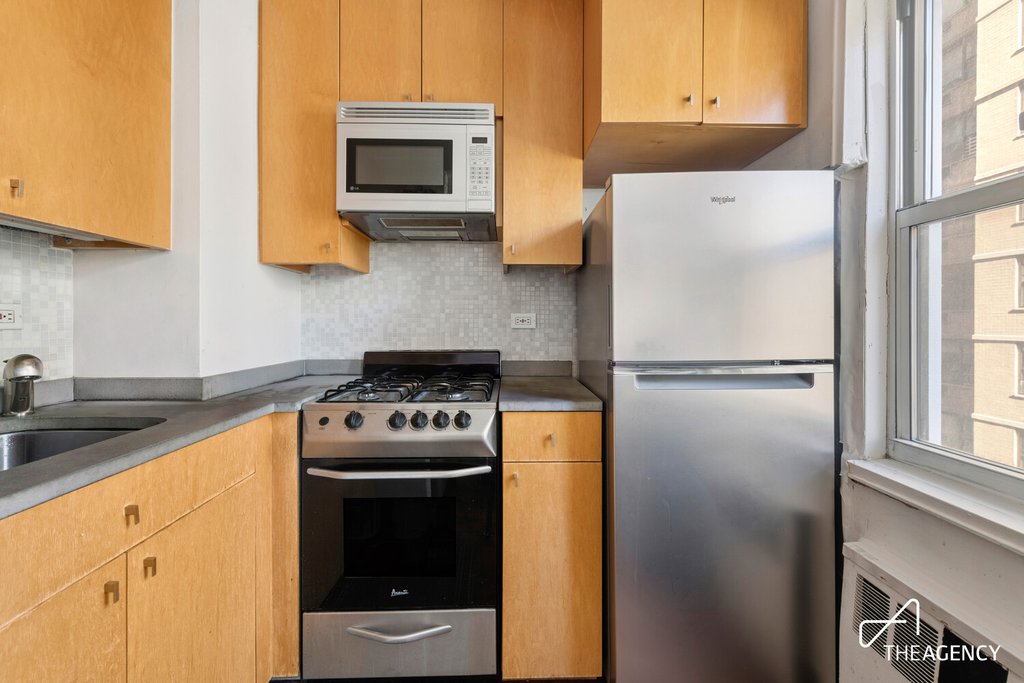 321 East 45th Street, Unit 10A photo 4
