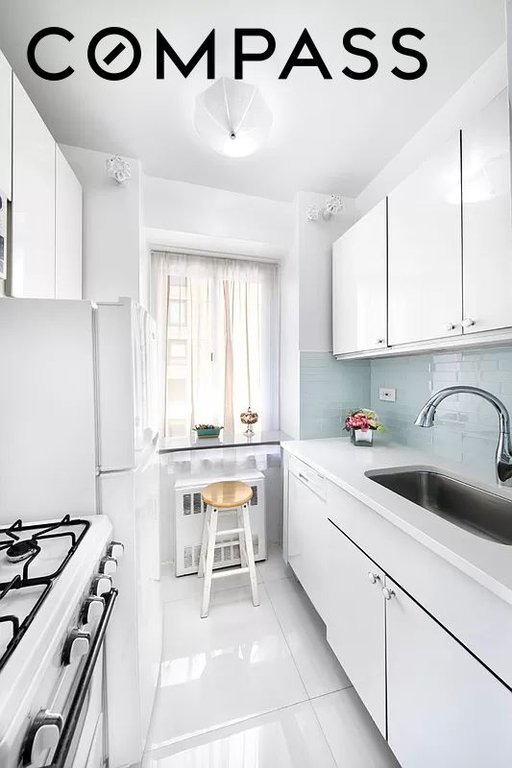 225 East 46th Street, Unit 12G photo 3