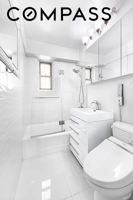 225 East 46th Street, Unit 12G photo 4