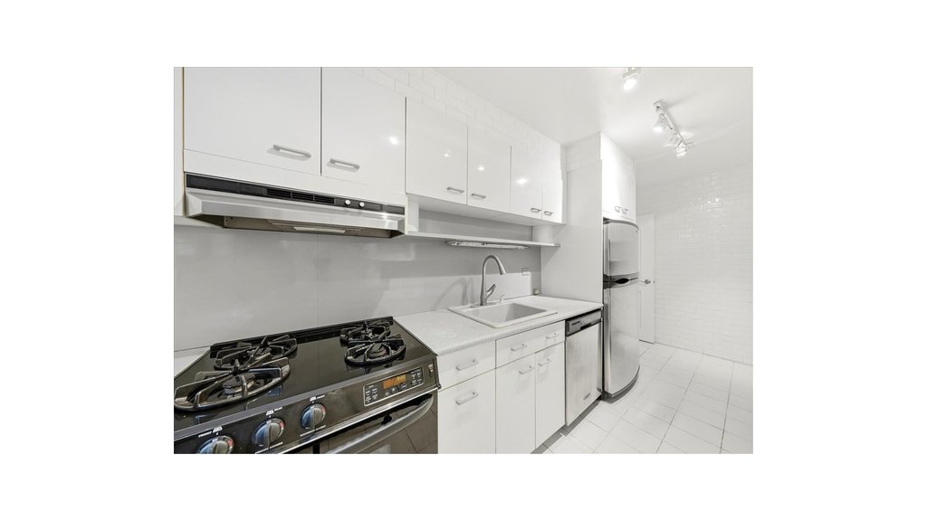 2575 Palisade Avenue, Unit 1L photo 9
