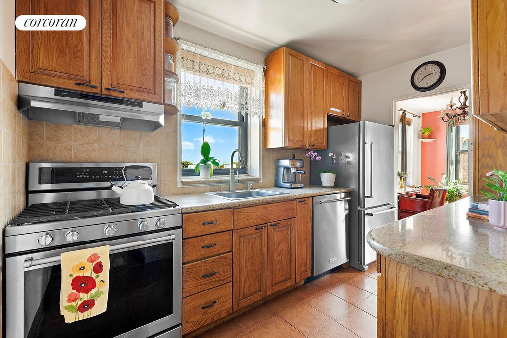 7423 Ridge Boulevard, Unit 6B photo 2