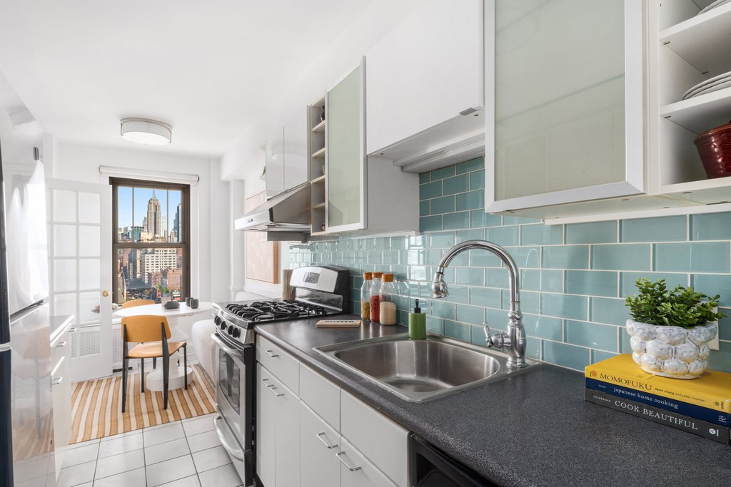 136 Waverly Place, Unit 15C photo 8