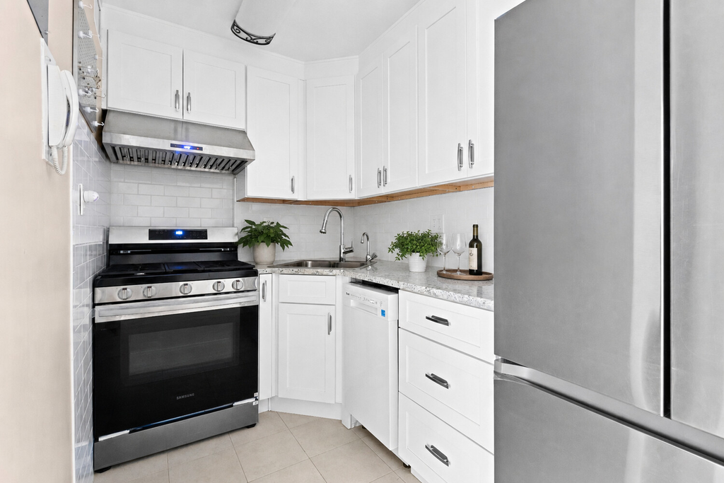 370 East 76th Street, Unit C204C photo 3