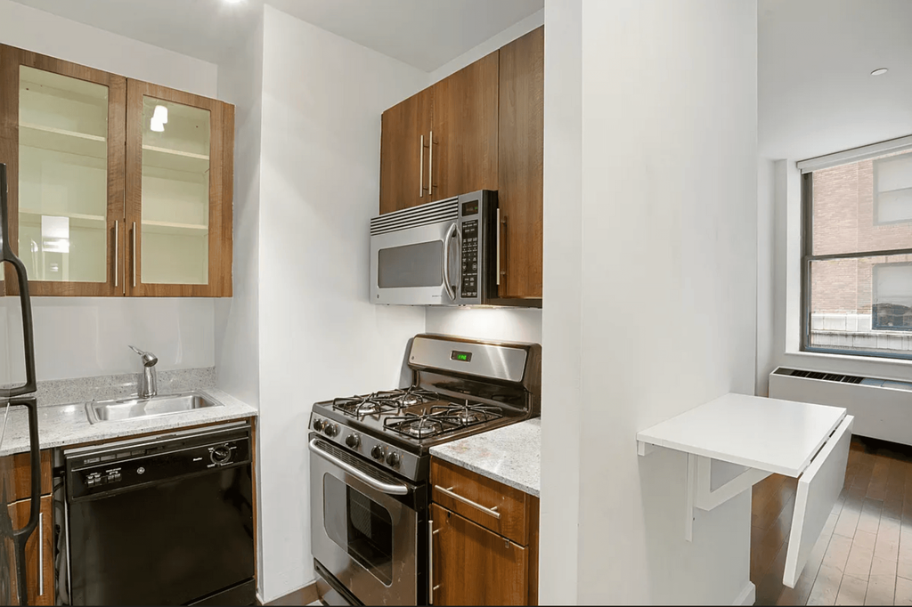 1 Wall Street Court, Unit 407 photo 3