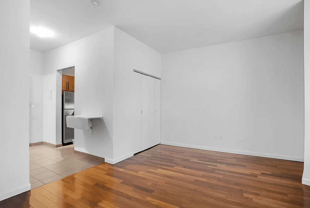 1 Wall Street Court, Unit 407 photo 8
