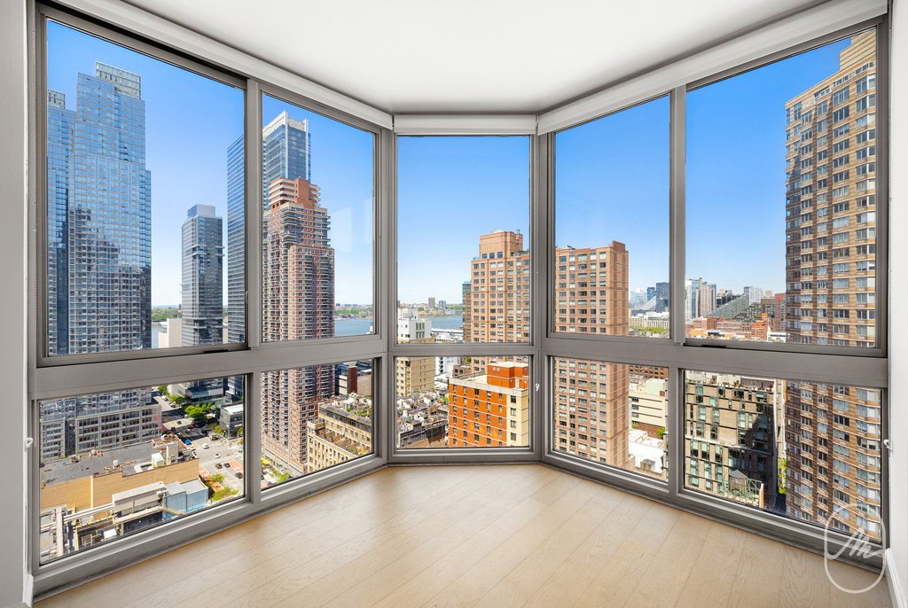 561 Tenth Avenue, Unit 27A photo 2