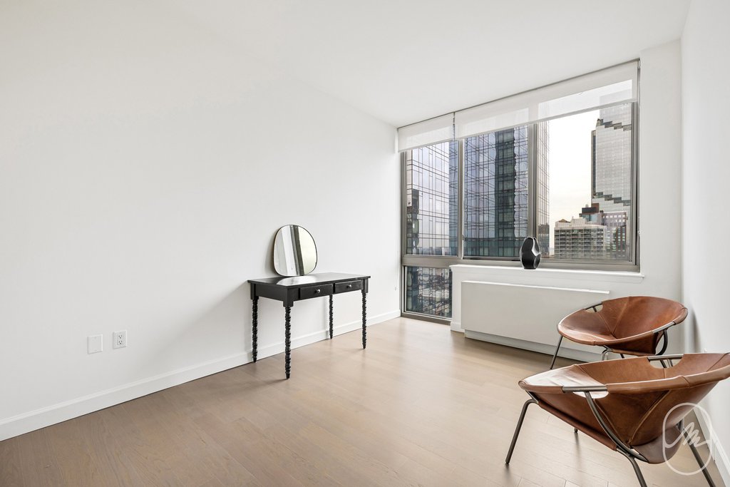 561 Tenth Avenue, Unit 27J photo 6