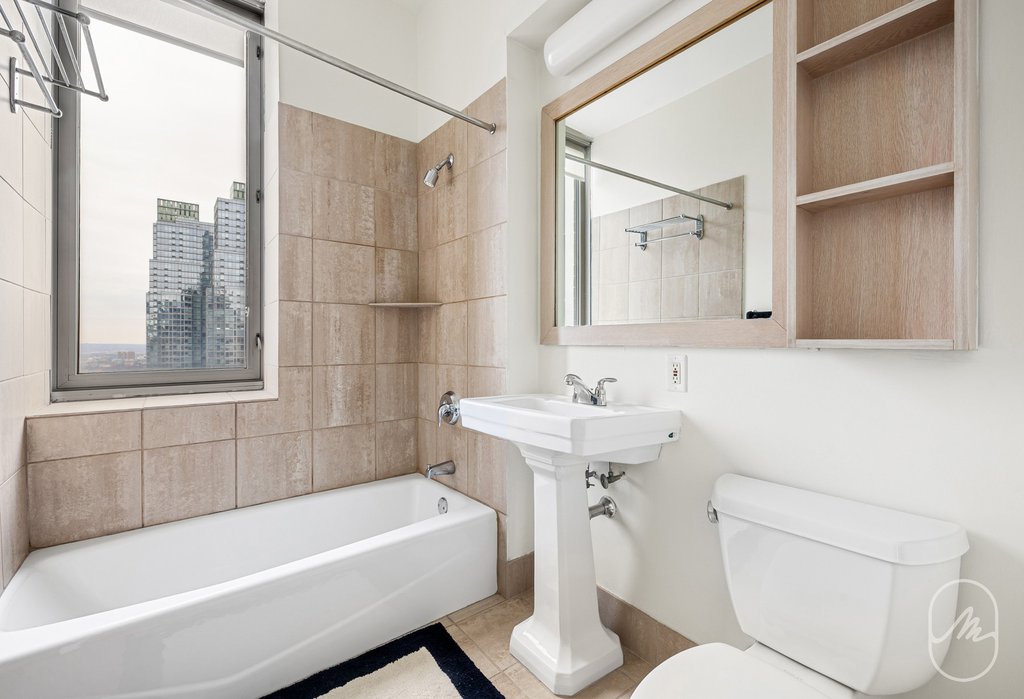 561 Tenth Avenue, Unit 27J photo 8