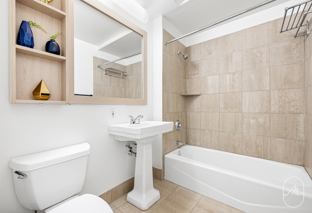 561 Tenth Avenue, Unit 27J photo 17