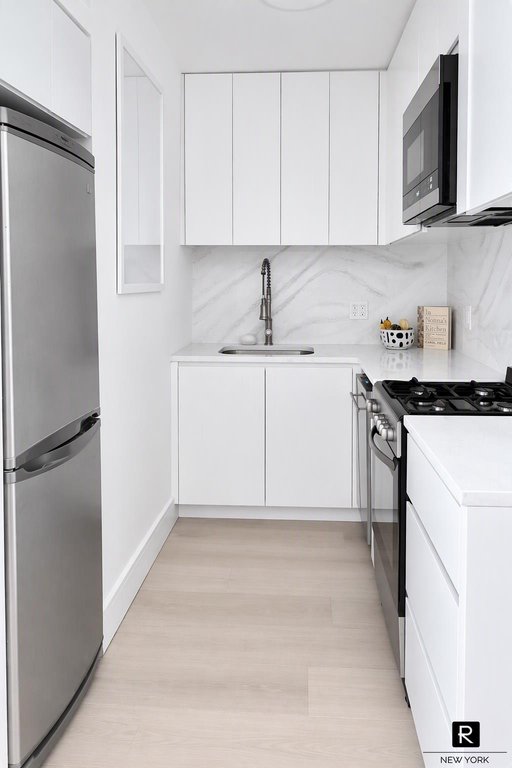 220 East 67th Street, Unit 4A photo 3
