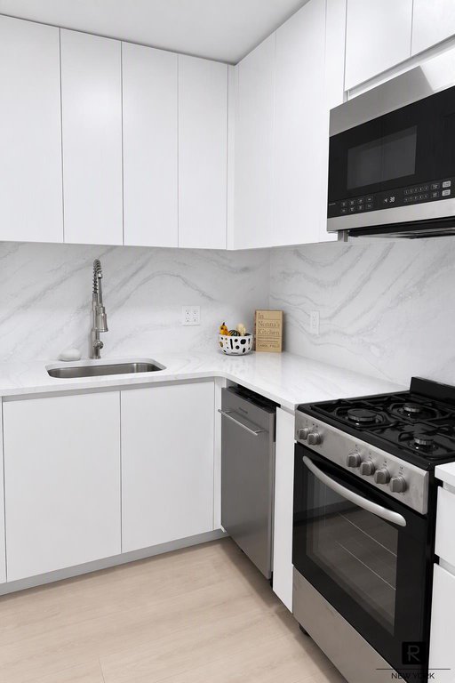 220 East 67th Street, Unit 4A photo 4