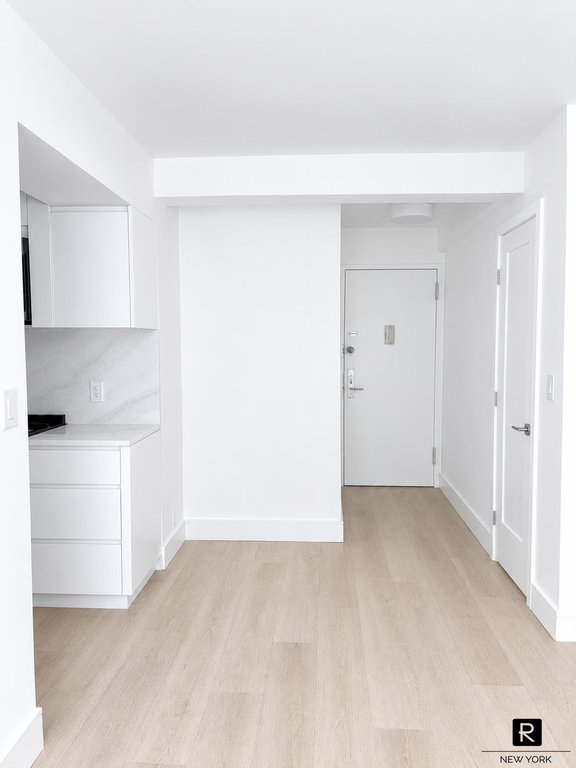 220 East 67th Street, Unit 4A photo 9
