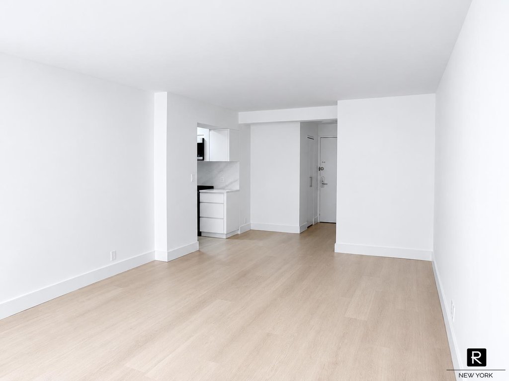 220 East 67th Street, Unit 4A photo 10