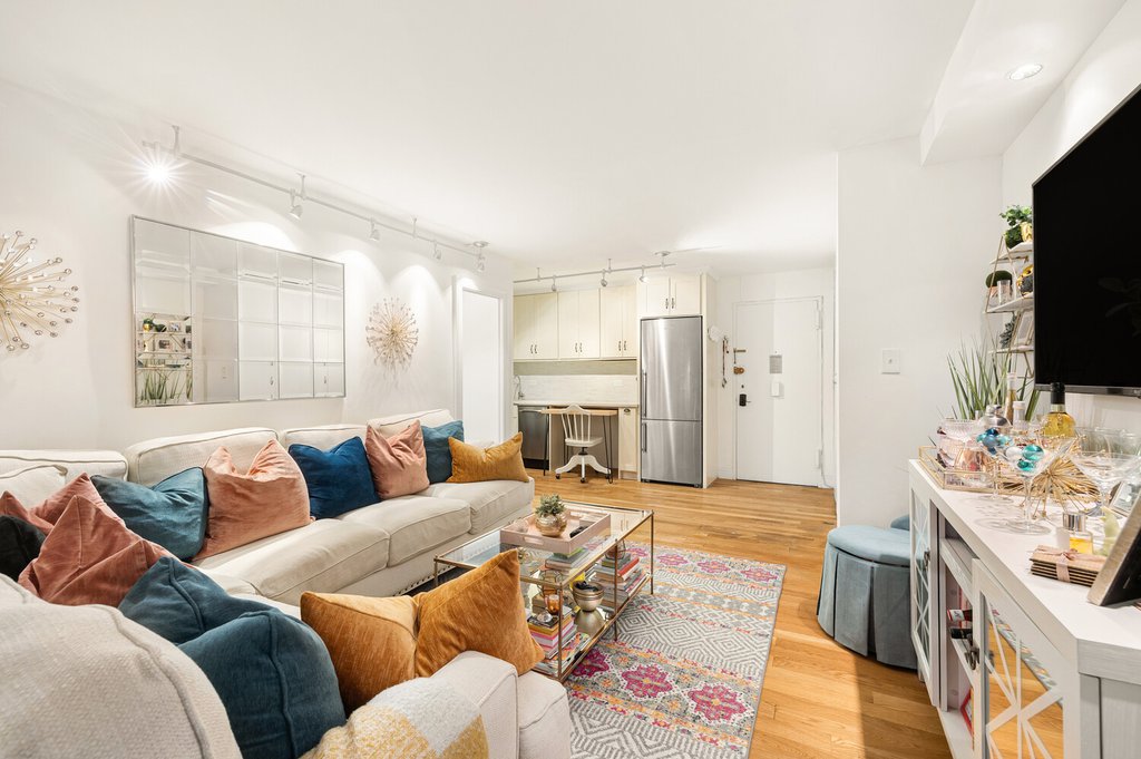 370 East 76th Street, Unit C404 photo 3