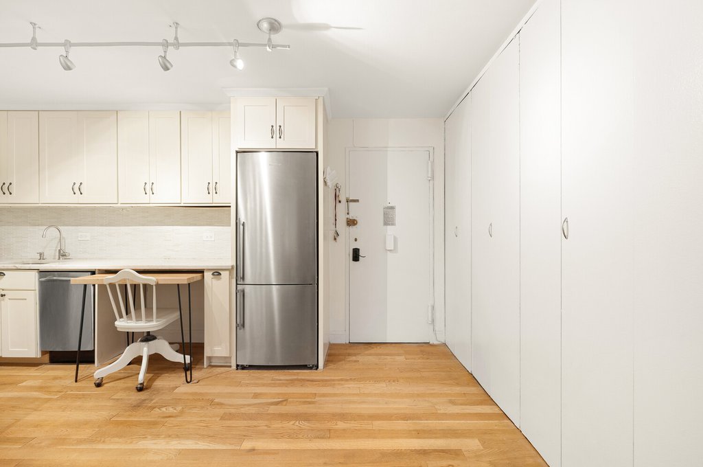 370 East 76th Street, Unit C404 photo 6