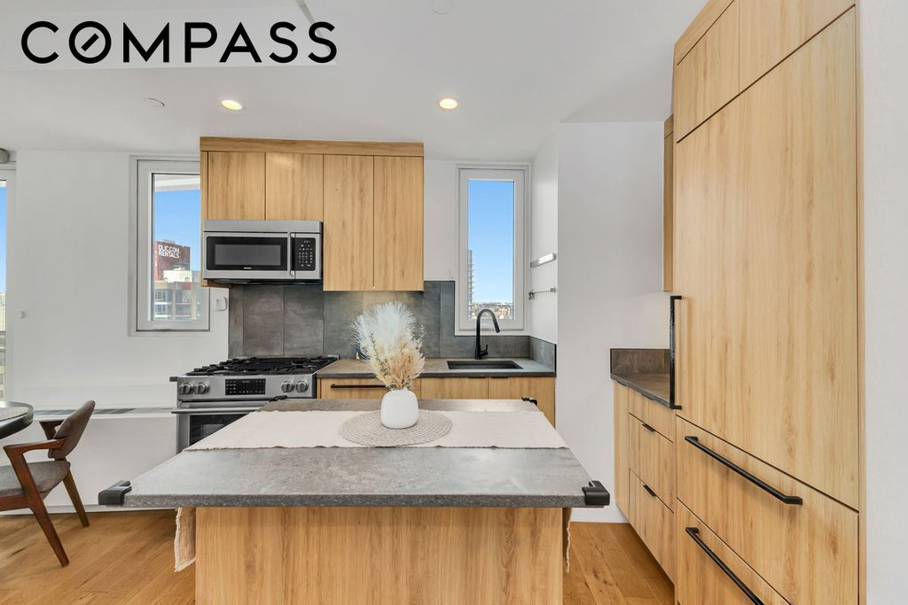 24-16 Queens Plaza South, Unit 17A photo 3