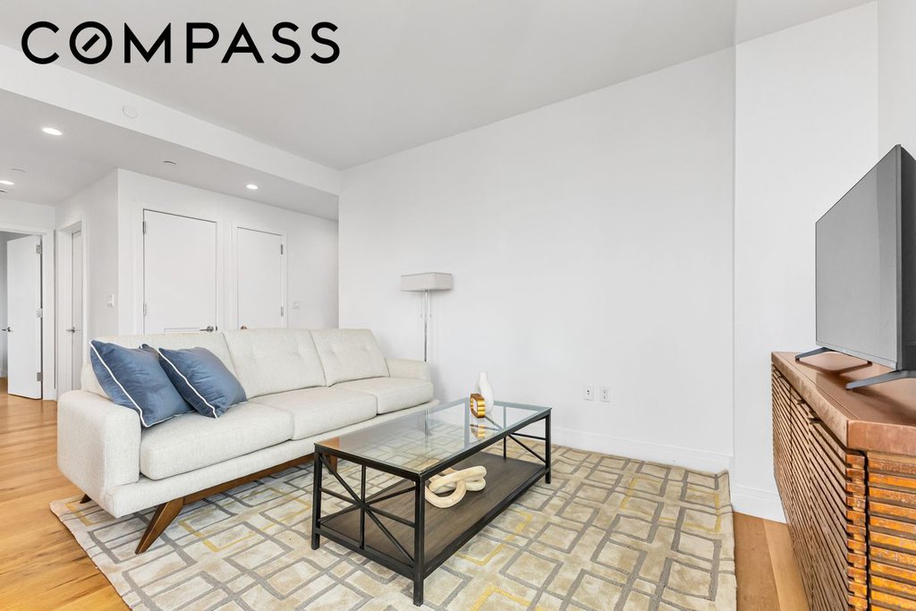 24-16 Queens Plaza South, Unit 17A photo 4